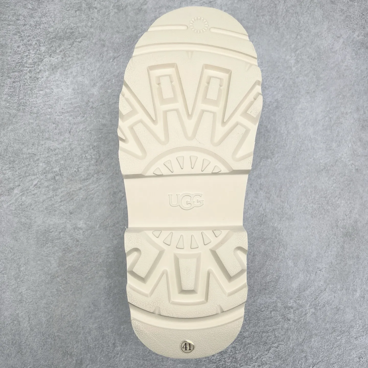 Pick up locally 💰600 UGG 6913 Tasman Lug suede round toe lightweight low-top lifestyle casual shoes. All shoes are made from the same factory as ZP. Longfeng A-grade Australian imported sheepskin and wool are integrated. Brand OEM production line fully follows the ZP process. OEM original pattern maker adheres to the principle of no original shoes and no development selection. Pay attention to every detail. The most authentic version on the market TREADLITE "Light Wing" technology outsole Lightweight/durable/flexible/pile size: 40 41 42 43 44 Coding: yby2936060